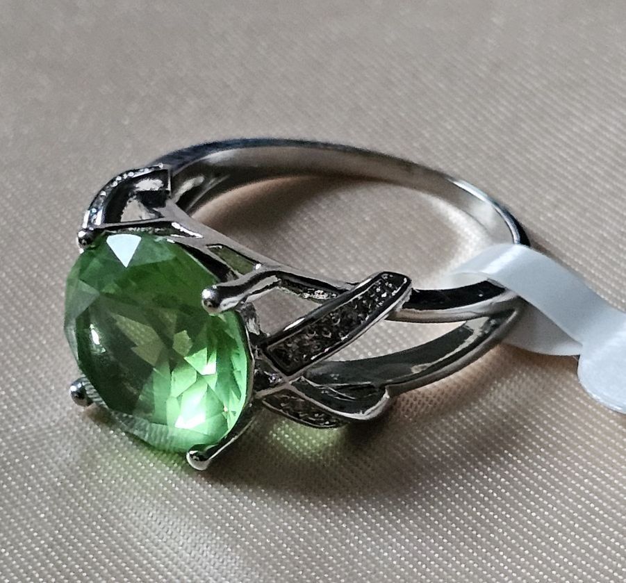 Ringe: Klassischer Ring mit grünem Topas,  925 versilbert, Gr. 9 – Neu (gemäss Beschreibung) aus Grenchen von maretop
