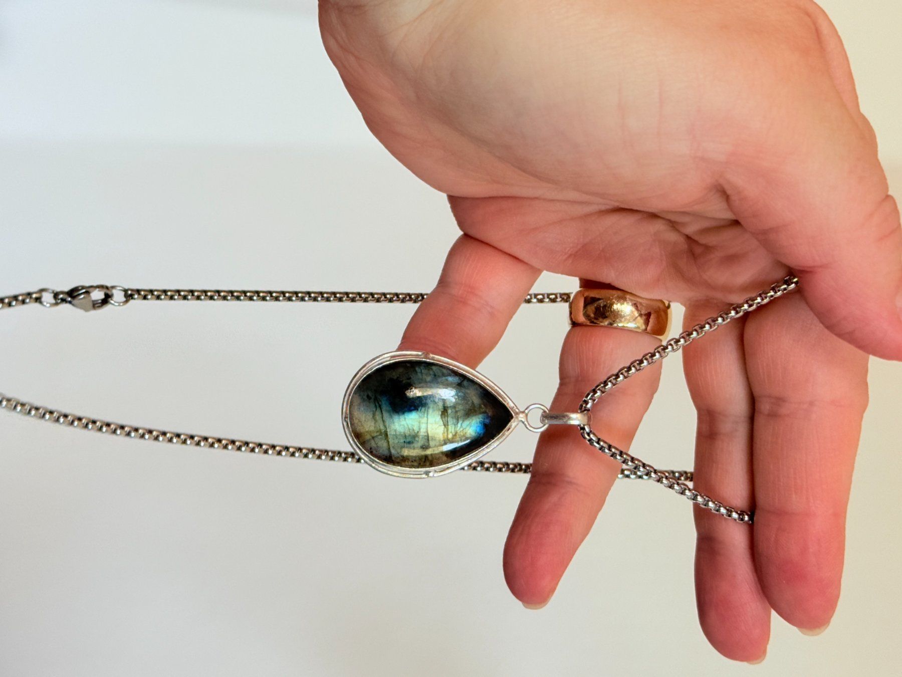 Catenine: Collier Labradorite Pendentif Goutte Unique – Nuovo e nell'imballaggio originale da Genève venduto da AWWA 1