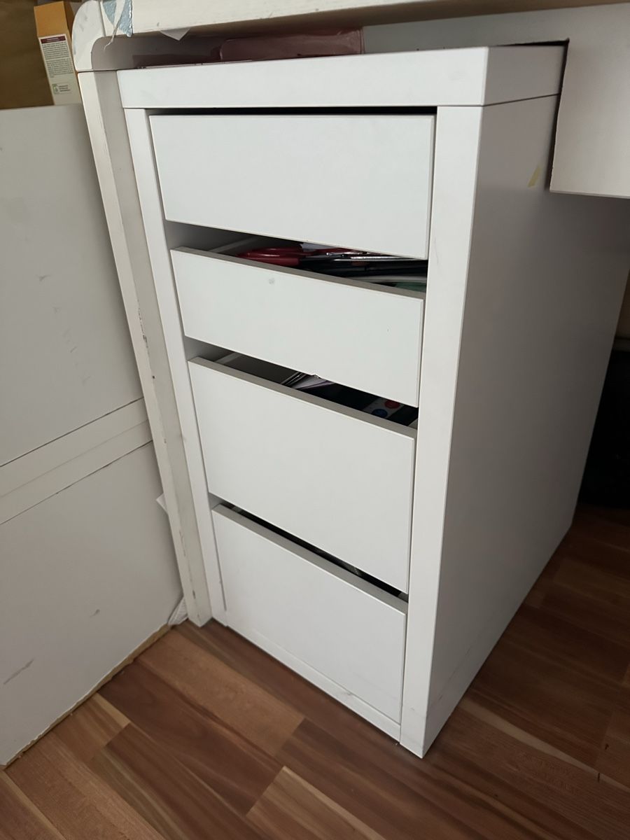 Schreibtische: Schreibtisch + IKEA MICKE  – Gebraucht aus Däniken SO von lea.bsko 1