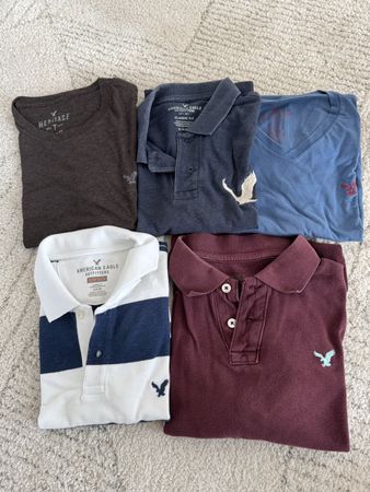 3 Poloshirts & 2 T-Shirts American Eagle Herren Grösse S