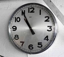 Alte But Wand Uhr 220V Elektro Gross Revidiert Swiss Made