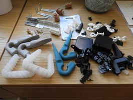 KONVOLUT, FENSTERKLAMMER, KLEINE METALL, UND DIV. KUNSTOFF