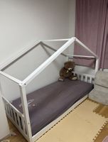 Hausbett mit Lattenrost und Matratzen