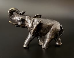 Antike Elefantenfigur aus massiver Bronze