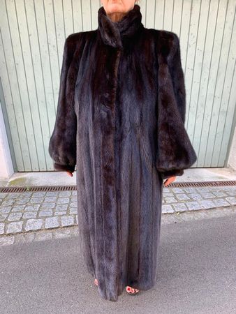 Grosser, langer NERZMANTEL aus Finnland