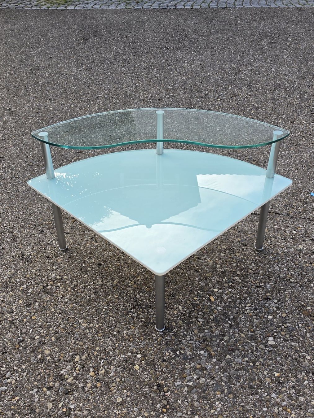 Tavoli: Tisch Glas hellblau mit Glasplatte abgerundet Metallfuss – Usato da Mettlen venduto da elios0888