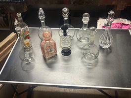 Konvolut 9 Flaschen und Karaffen Glas dekoriert und klar