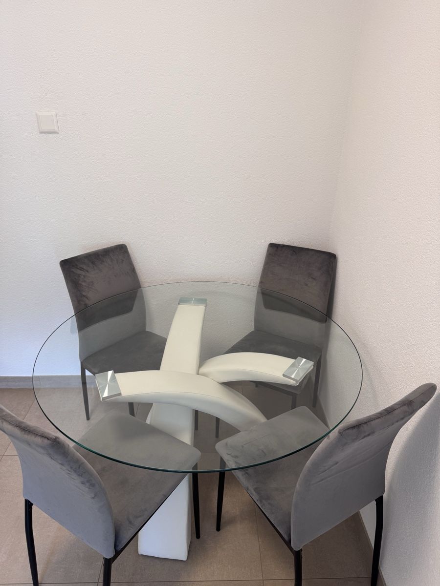 Tischset: Table ronde avec 4x chaises – Gebraucht aus Monthey von kos_d8jt 1
