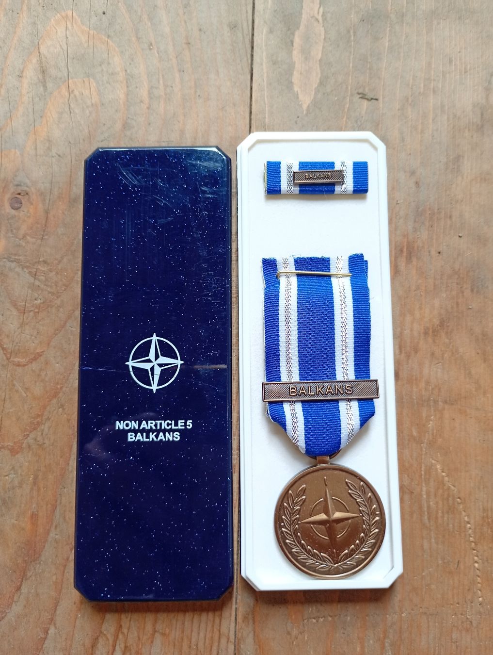 Medaglie: NATO Non Article 5 Balkans medal with case – Nuovo (secondo la descrizione) da Werdenberg venduto da claude-z3