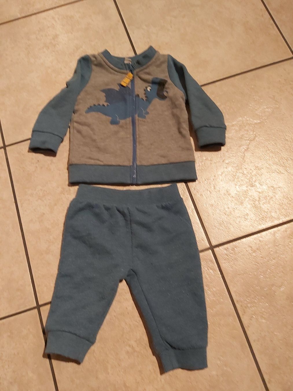 Esprit Lotti & Set di vestiti: Trainerhose mit jacke blau mit dino Gr. 68 . – Usato da Disentis/Mustér venduto da epa_862v