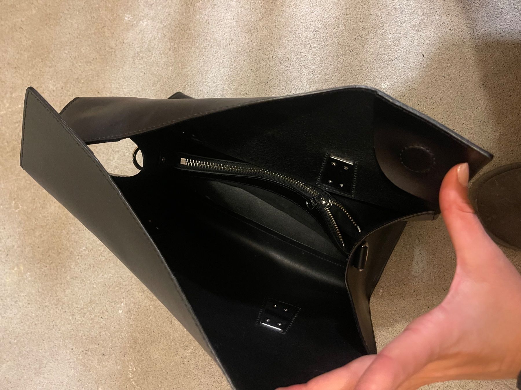 Diesel Taschen für Damen: Elegante, schwarze Diesel Handtasche – Gebraucht aus Horgen von Ed0 5