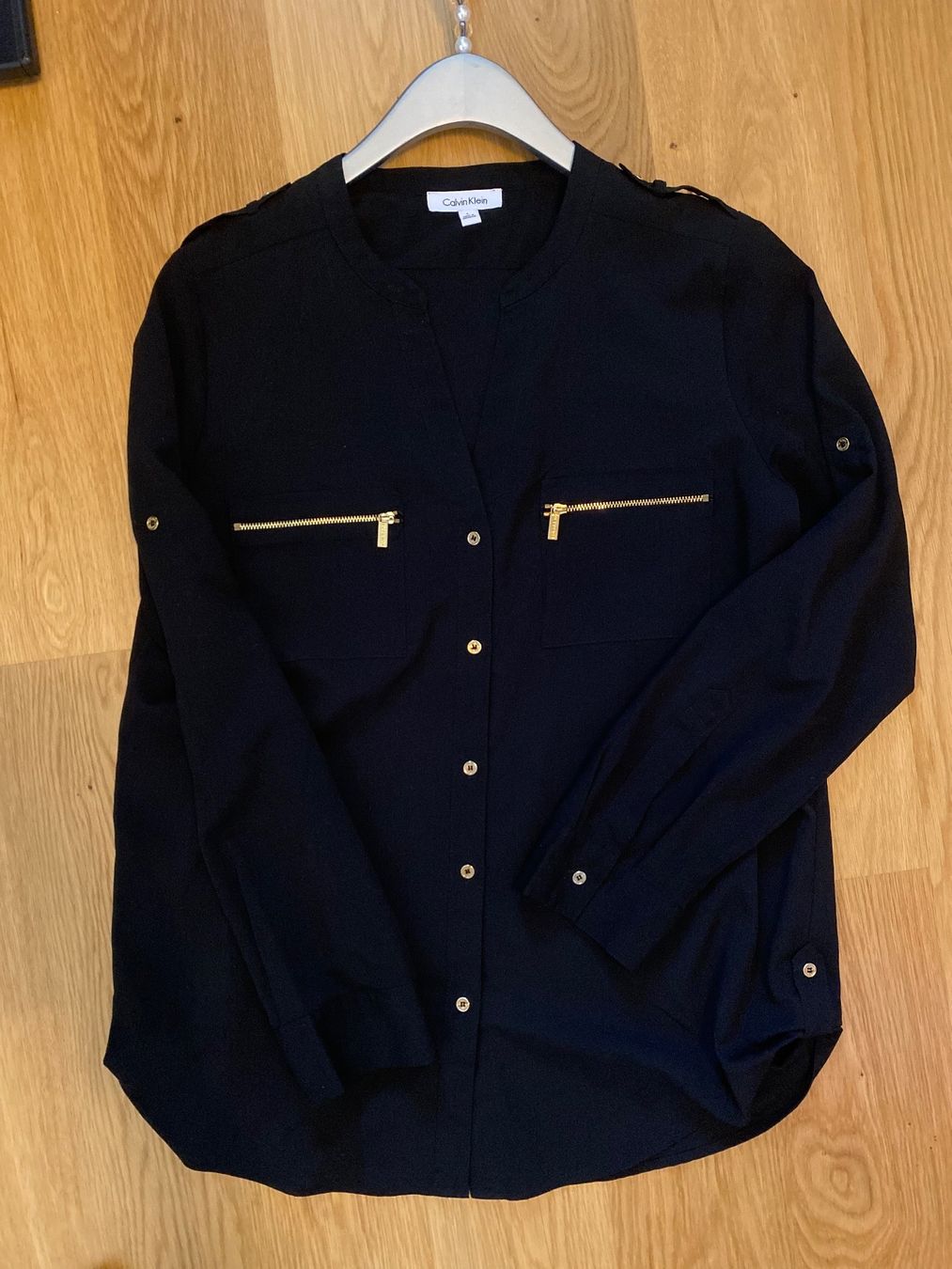 Calvin Klein Chemisiers: Modische Calvin Klein Bluse schwarz Gold – D'occasion à Uetikon am See par ansi2601