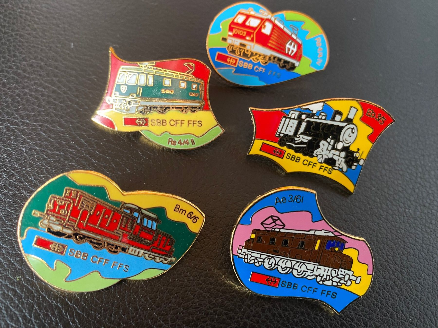 SBB/CFF/FFS Placchette & Badge: 5 schöne SBB-Pins – Nuovo (secondo la descrizione) da deitingen venduto da popcorn02