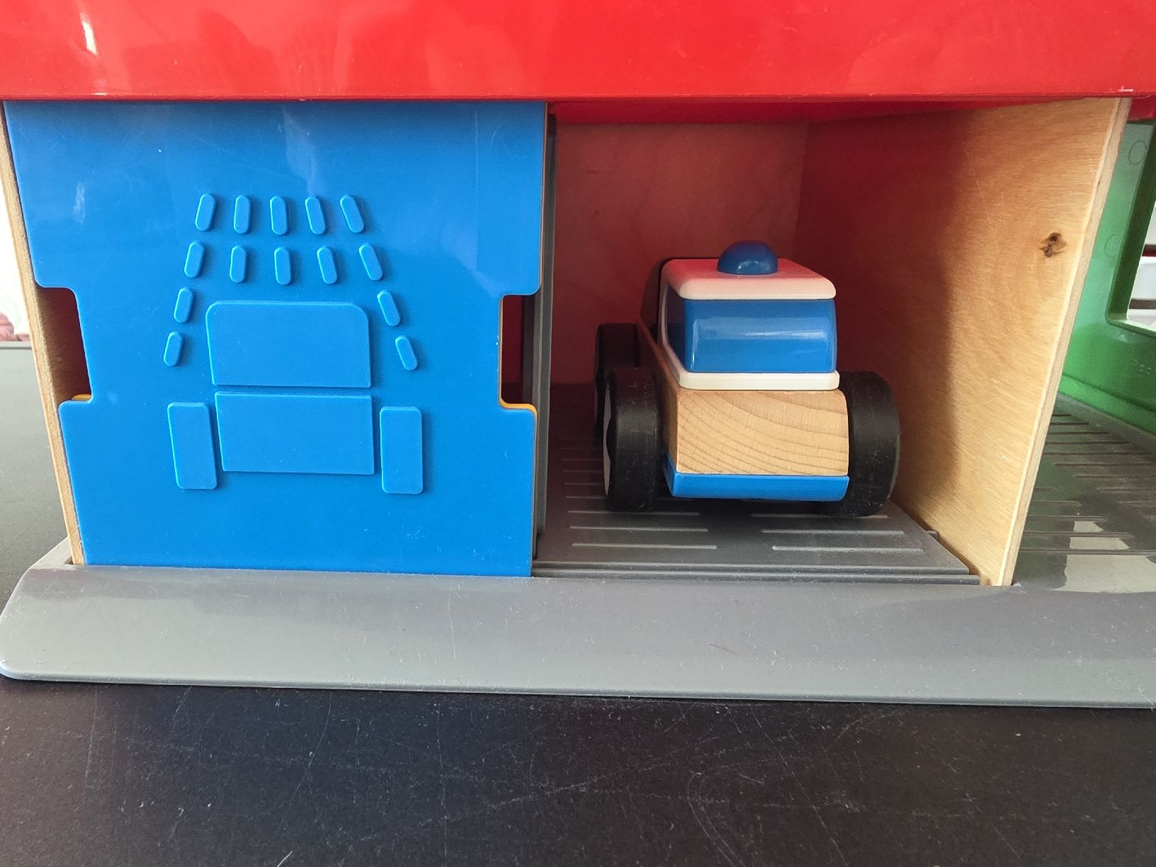 Ikea Giocattoli: IKEA Garage mit Autos, Top Zustand! – Usato da Solothurn venduto da Zoonja 3