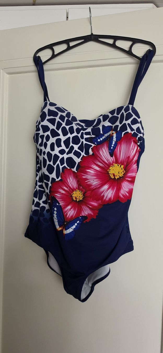 Badekleider & Bikinis: Badkleid Gr.50 – Gebraucht aus Kriens von Merida67