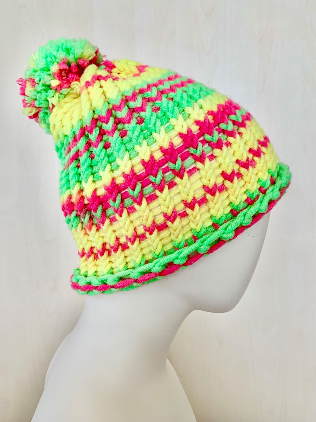 Berretti & Sciarpe: Kappe Beanie mit Bommel, Handarbeit – Nuovo e nell'imballaggio originale da Emmenbrücke venduto da swissmade-miracles 2