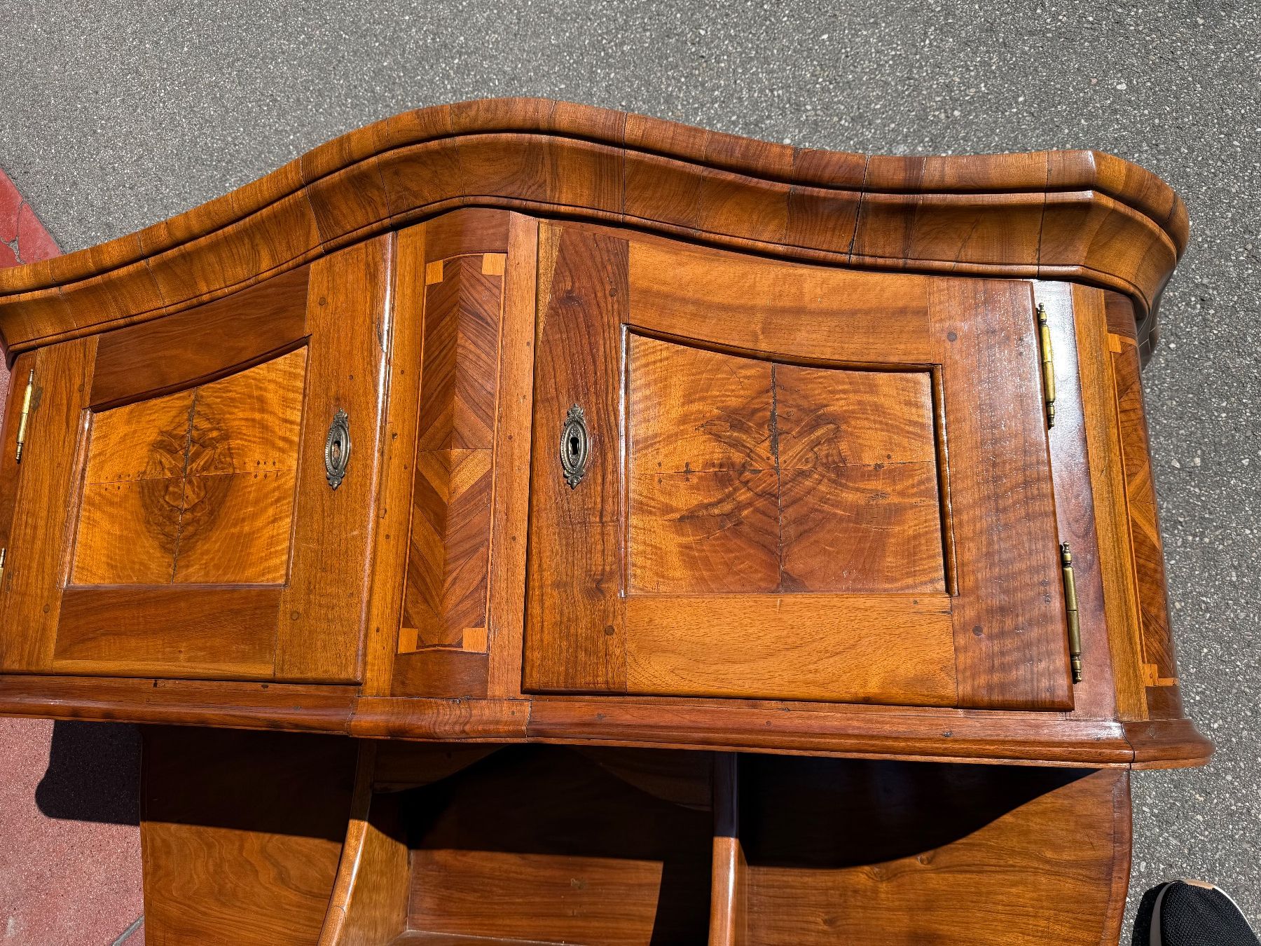 Credenze: Buffet Louis XVI  18 Jahrhundert   Nussbaum – Usato da Bretzwil venduto da neuguinea 7