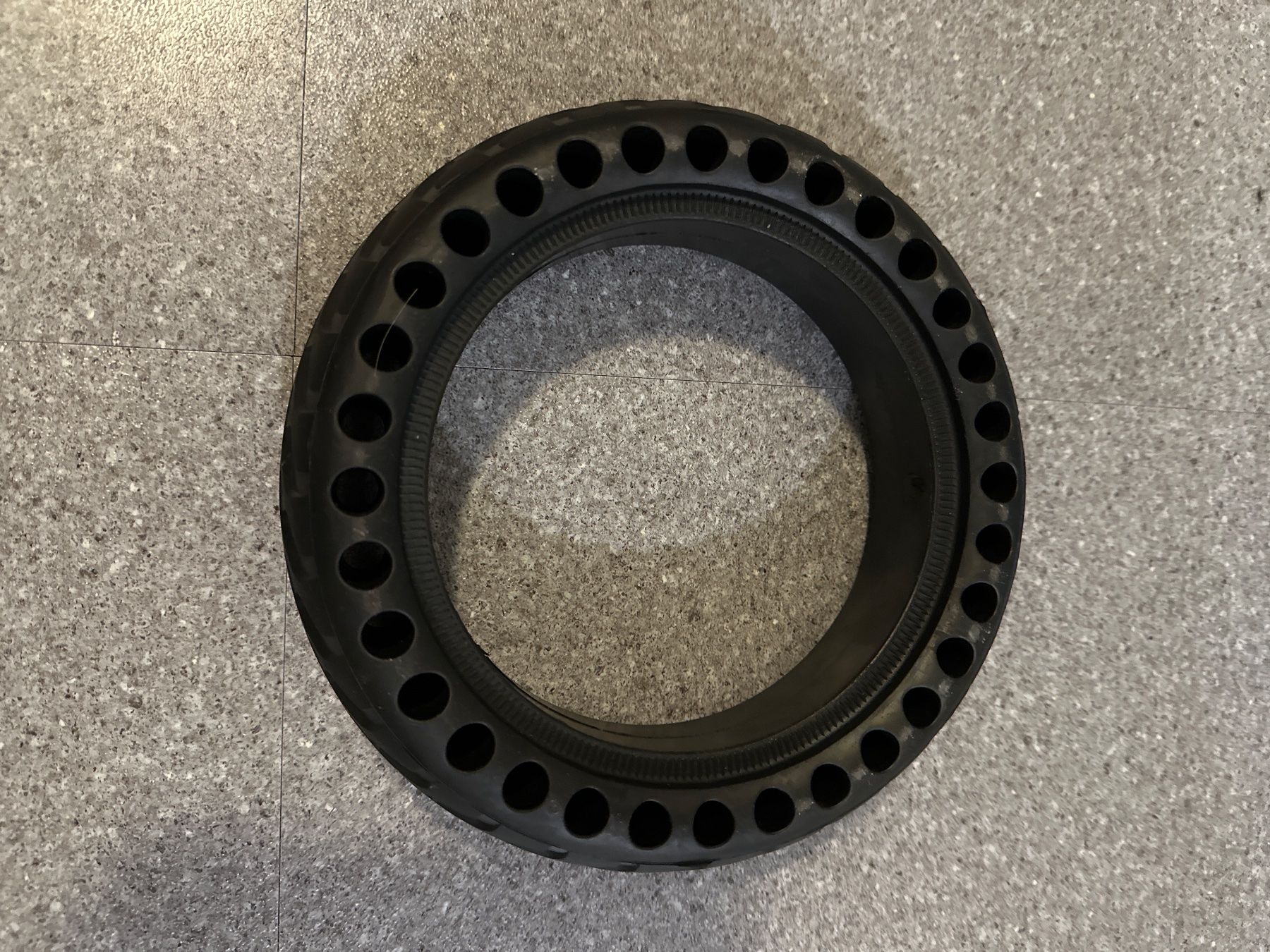 Pezzi di ricambio: Solid e-scooter tyre – Nuovo (secondo la descrizione) da Signy venduto da HelloVeloCH