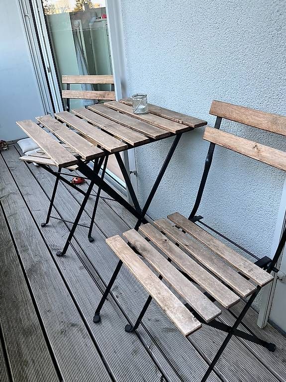 Set di tavolo e panche: Balkonset aus Holz  Tisch mit 2 Klappstühlen – Usato da Basel venduto da CocoBasel