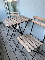 Balkonset aus Holz  Tisch mit 2 Klappstühlen