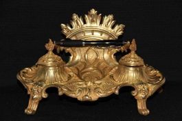Ancien encrier en bronze .