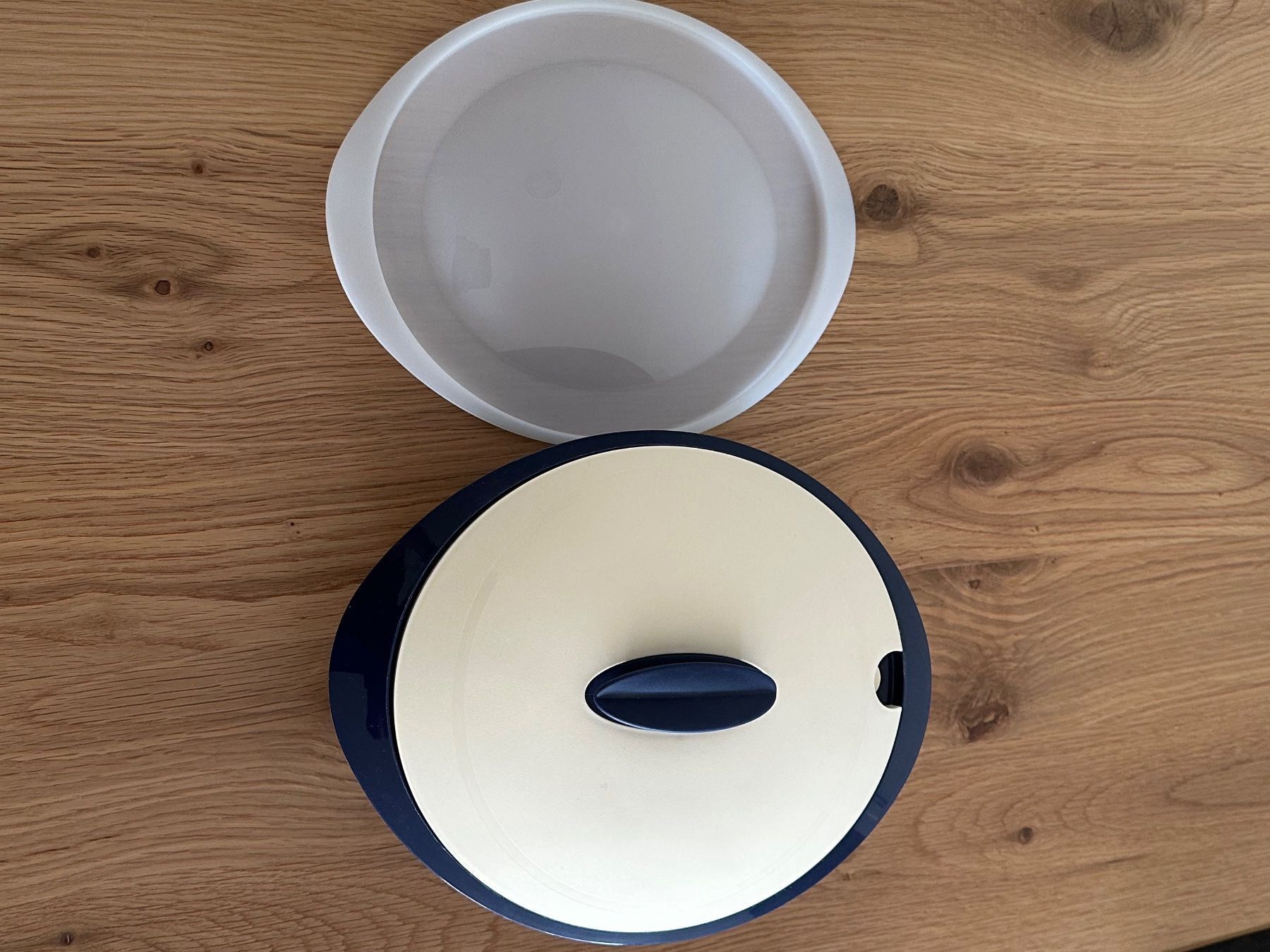 Schalen: Original Tupperware-Schüssel mit Deckel – Dunkelblau/Cremewe – Neu (gemäss Beschreibung) aus Weinfelden von Automediator