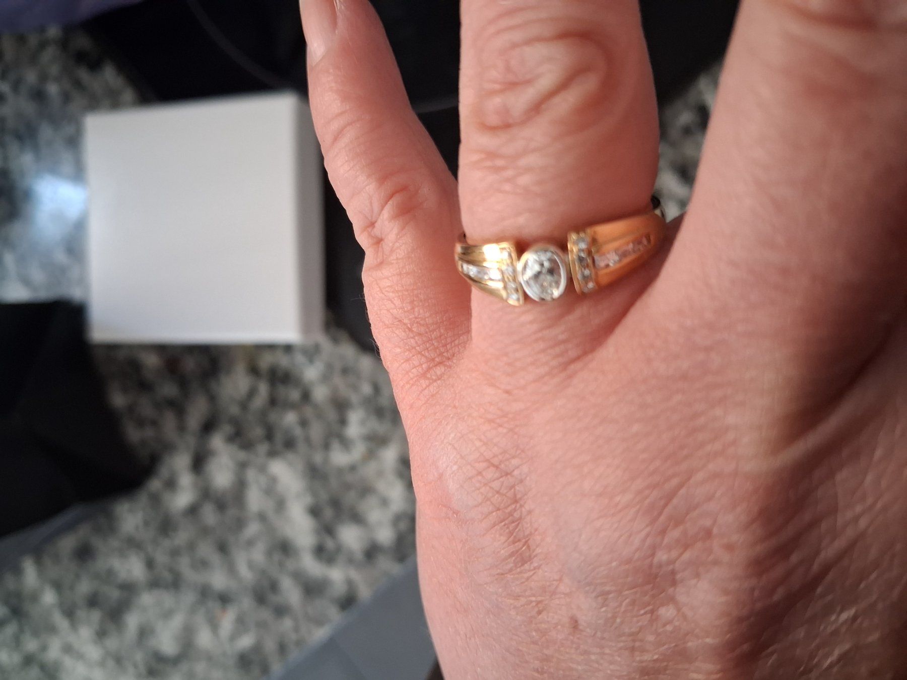 Ringe: Zeitloser Ring mit ovalem grossem Diamant 18K – Gebraucht aus Biel/Bienne von gabiname