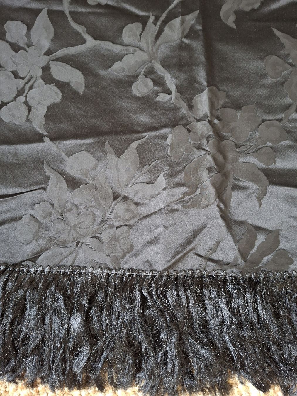 Foulard & Sciarpe: Grande étole noire rigide  – Usato da Lausanne venduto da Cognitia