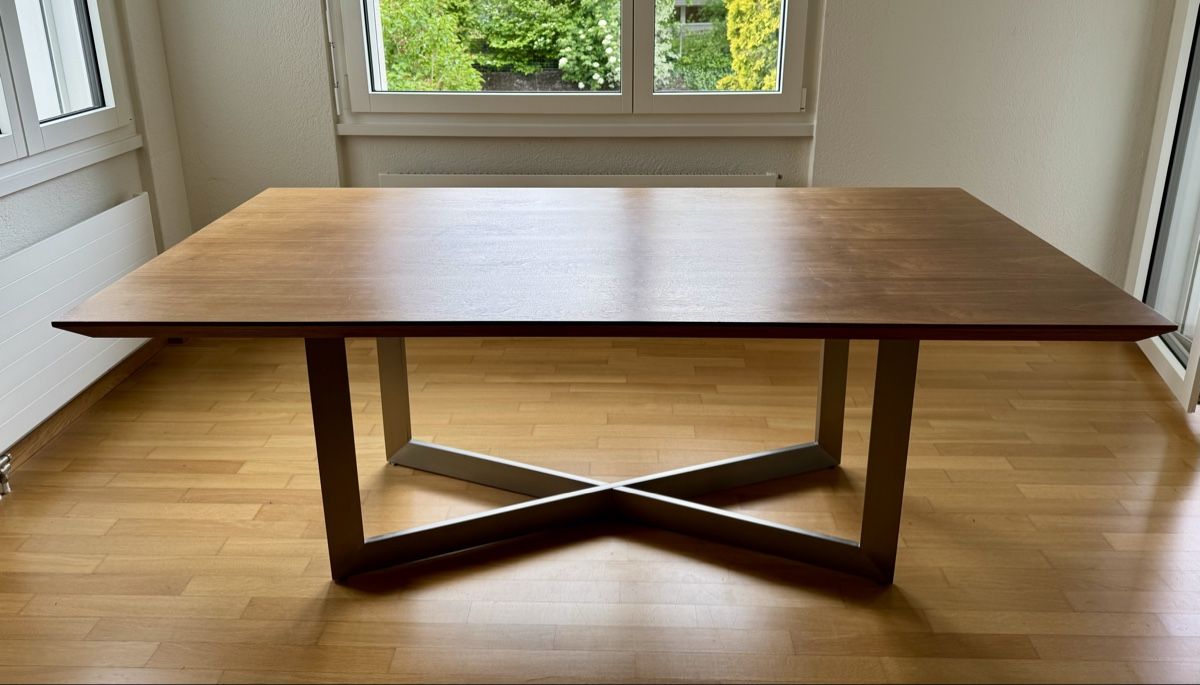 Tische: Moderner Esstisch, Holztisch mit Metallfuss – Gebraucht aus Rothrist von
