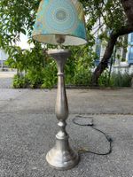 Schöne Stehlampe mit bunten Lampenschirm, guter Zustand