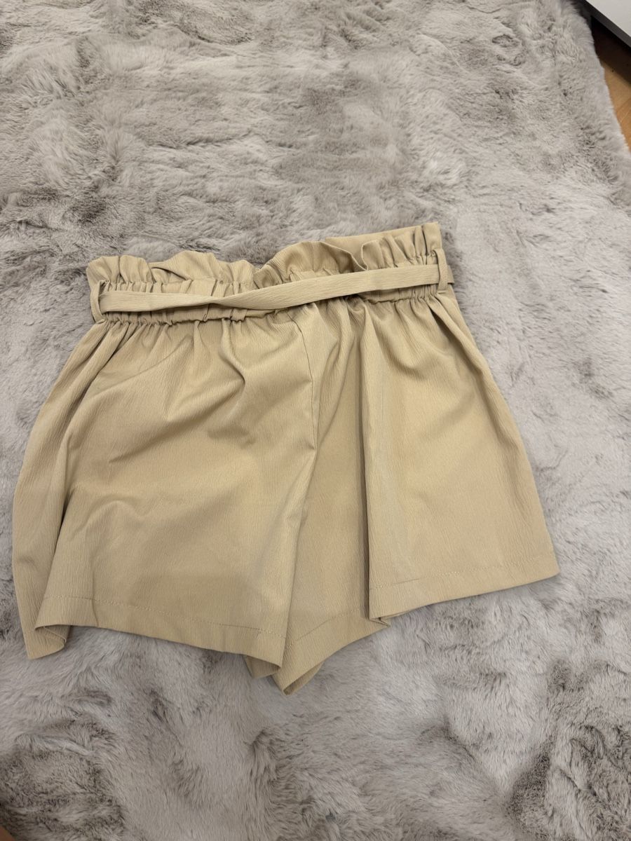 Pantalons: Damen Shorts beige mit Bindegürtel – Neuf (Voir description) à Marbach SG par Rob_sta 1