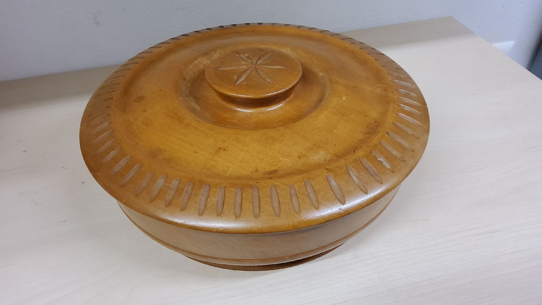 Ciotole: Holzschale mit Deckel, Durchmesser 25 cm, Vintage Design – Usato da Herisau venduto da Nluanalucas 1