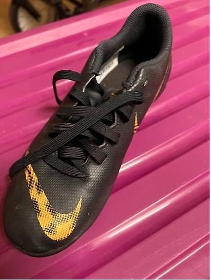 Schuhe für Jungen: Chaussure de foot – Gebraucht aus Chêne-Bougeries von wil_m5mb