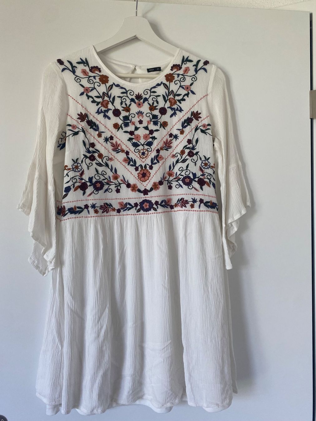 Only Kleider: Kleid weiss bestickt Only – Gebraucht aus Udligenswil von ale_wqx2
