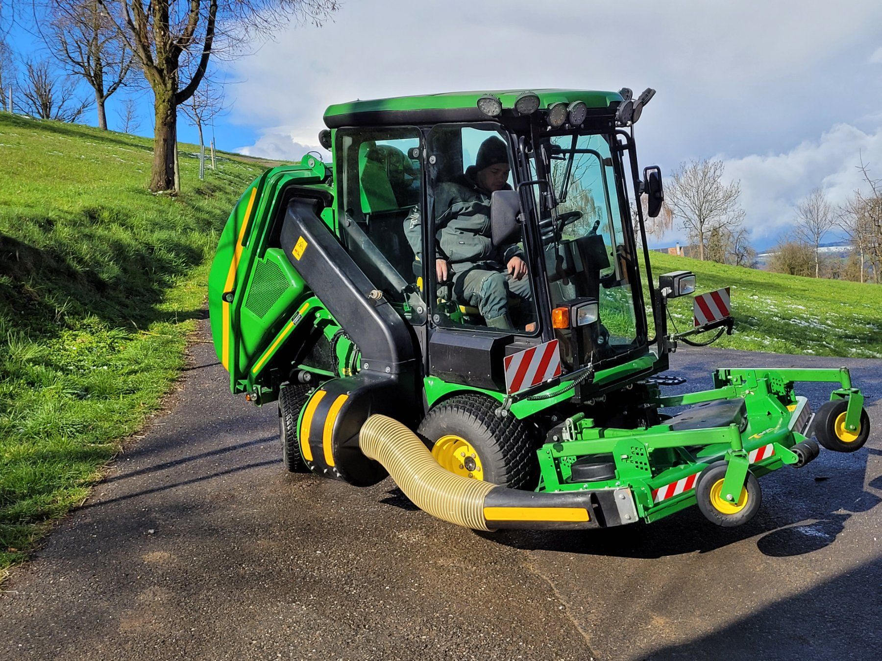 John Deere Tagliaerba: Aufsitzrasenmäher John deere 1565 4WD – Usato da Buttisholz venduto da Galaxi27