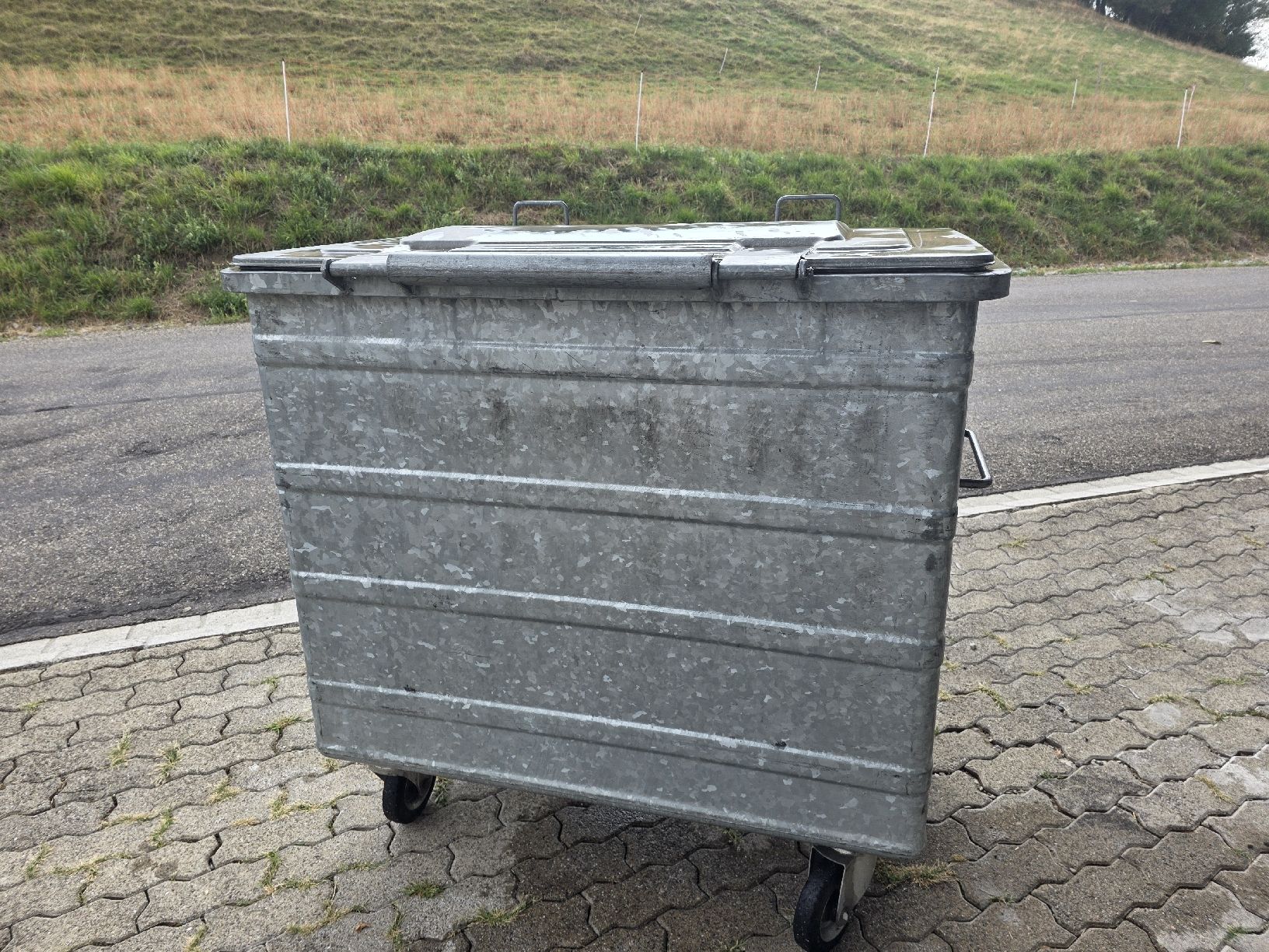 Sonstiges für Büro & Gewerbe: Stahlcontainer Verwo 800 Liter – Gebraucht aus Uster von Cruleye 2