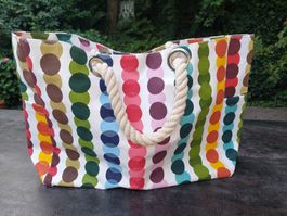 lustige Strandtasche mit Punkten und Seilhenkel