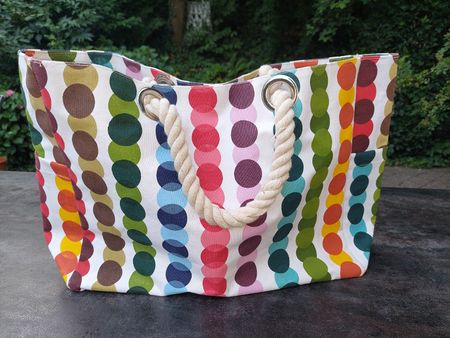 lustige Strandtasche mit Punkten und Seilhenkel