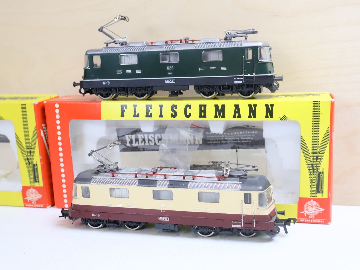 Fleischmann Modelleisenbahnen: Fleischmann 2 x SBB Re 4/4 E-Loks - H0 DC - 4341/4340 – Gebraucht aus Winterthur von Monstera