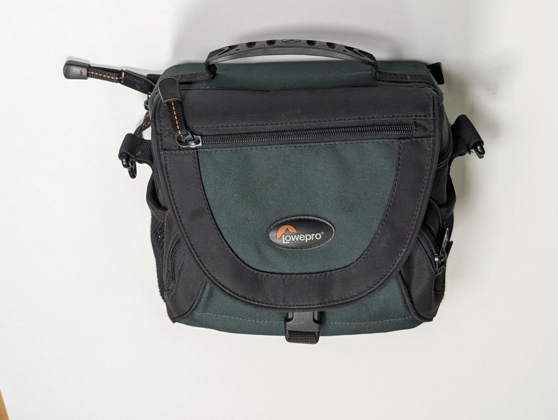 Lowepro Taschen: Lowepro Nova 1 AW - gebraucht – Gebraucht aus Thalwil von miguev