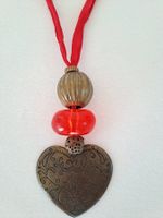 Collier sautoir ruban rouge et pendentif cœur en métal