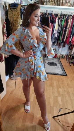 PrettyLittleThing Wickelkleid Blumen S/M Volants