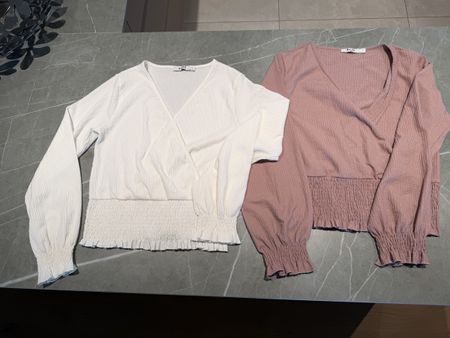Zwei NA-KD Wickelpullover Grösse L