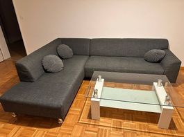 Sofa und Couchtisch