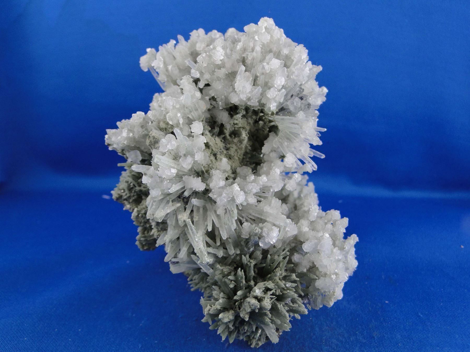 Minerali & Pietre curative: Calcite auf Bergkristall var Prasem – Usato da Schinznach Bad venduto da Demerald 2