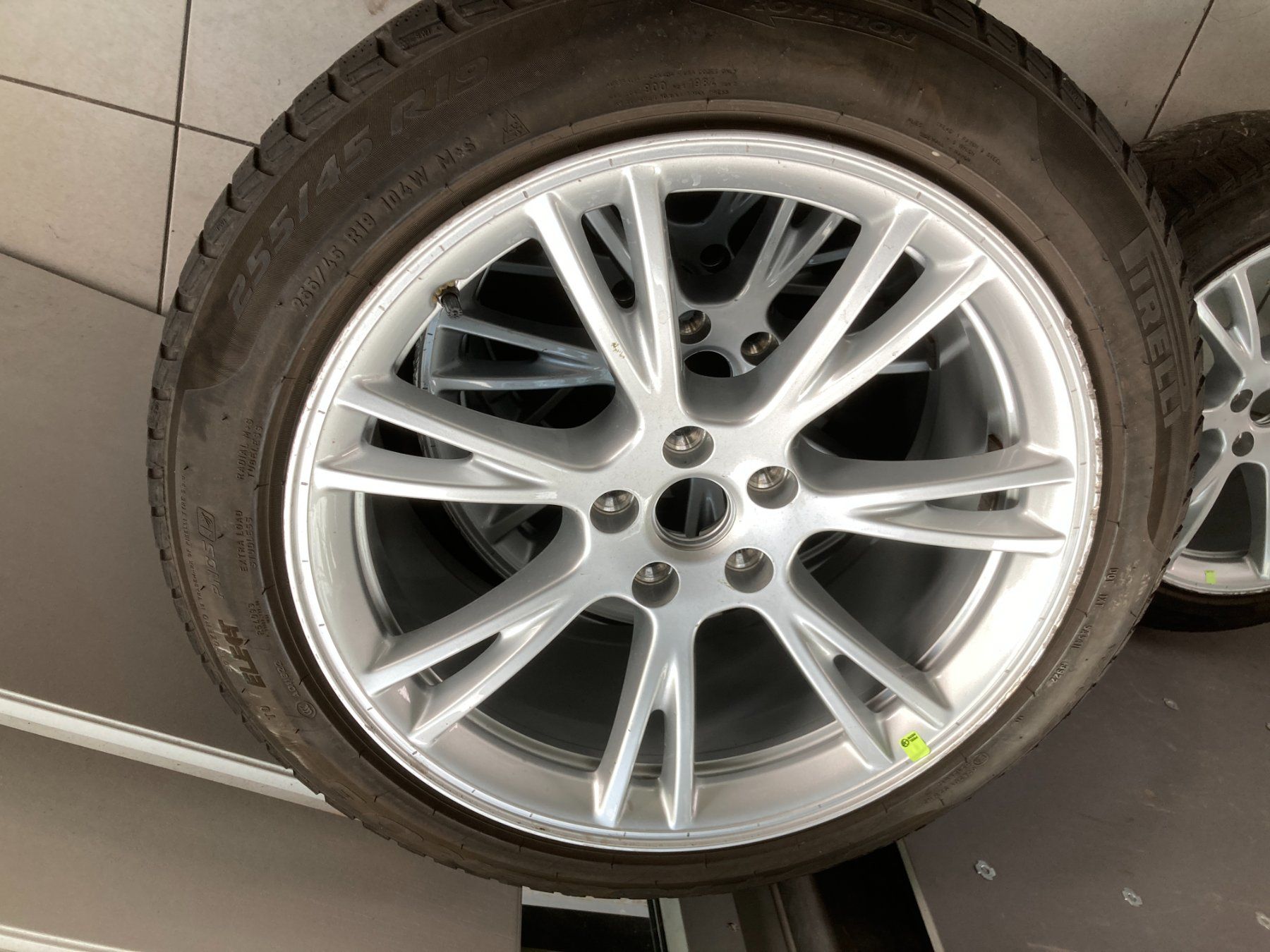 Tesla Pneumatici & Ruote complete: Tesla Model Y Winterräder 255/45R19 – Usato da Cham venduto da WB2223 1