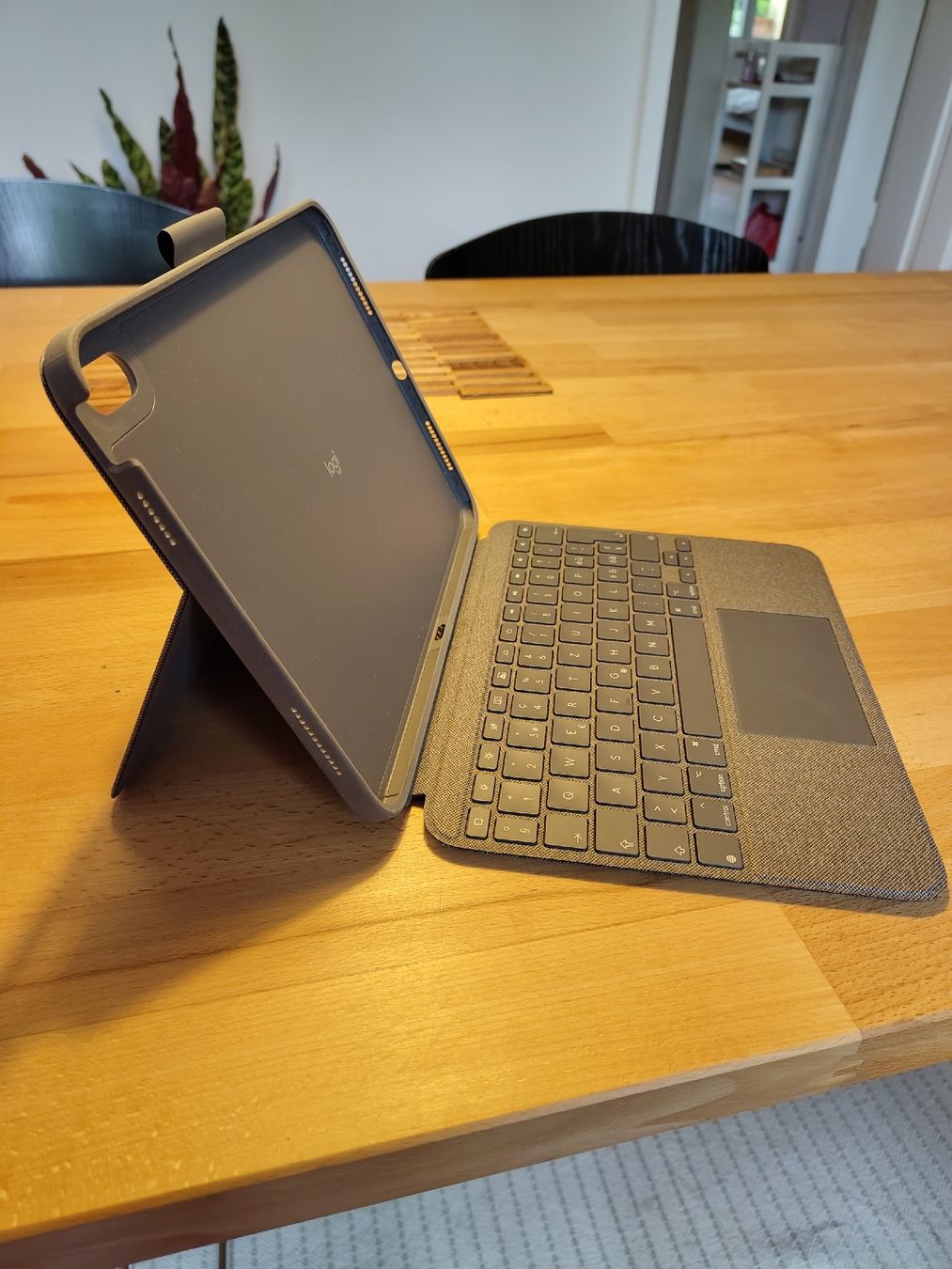 Logitech Tastiere: Logitech iPad 10 Hülle Tastatur Combo Touch – Usato da Basel venduto da pau_t7z2