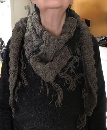 Strickschal/Stola mit Fransen, Grau/Schwarz, Handarbeit