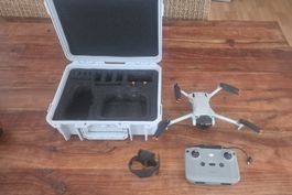 DJI Mini 3 Drohne mit Fernsteuerung, Koffer und Zubehör