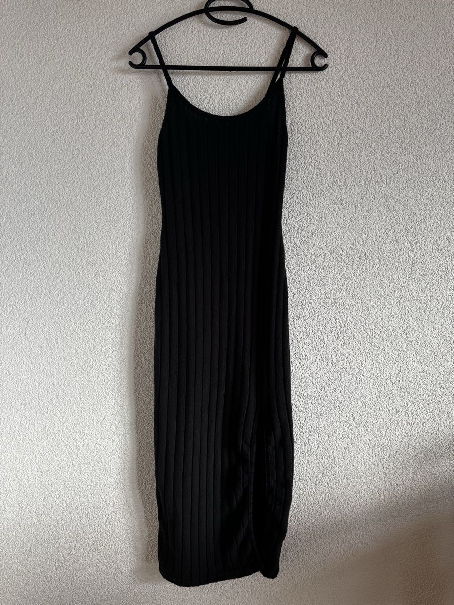 Kleider: schwarzes Sommerkleid mit Beinschlitz, Grösse 36 – Gebraucht aus Burgdorf von Lou-123